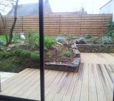 La terrasse Ouest avec , au fond , la cloture du fond d u terrain