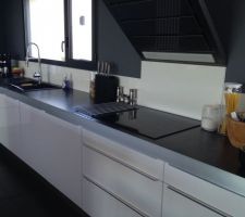 Cuisine : cr&eacute;dence pos&eacute;e