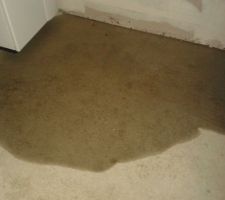 Les carreleurs ont fini leur semaine et partent sans oublier de laisser l'eau couler