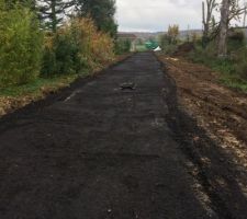 L'all&eacute;e carrossable prise depuis l'emplacement de la future maison