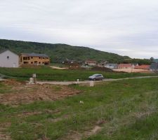 Vue depuis le fond jusqu'&agrave; notre future all&eacute;e... Le lotissement change !