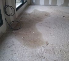 Voici le sol intérieur entre les deux baies de l'étage : comme la terrasse n'a pas été étanchéifiée (elle aurait plu l'etre depuis le mois de septembre) des infiltrations se font dans toute la maison, d'abord par le haut