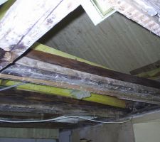 Vue de poutres du plafond qu'il va falloir enlever