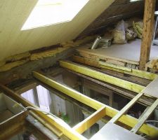 Je peu commencer a démonter le plafond. En arriere plan on apercoit la future chambre...