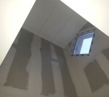 Plafond avec dalles posées pour cacher le groupe de clim réversible