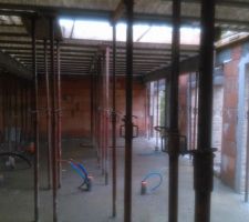 Pr&eacute;paration pour dalle &eacute;tage (et vue de l'escalier).