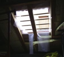 Pour amener de la lumiere dans la future salle a manger qui donnera sous la mezzanine, mise n eplace d'un velux de grande taille.
  Je l'ai mis en place avant de démolir le plancher