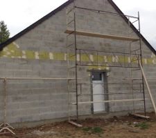 La porte sur le cot&eacute; du garage