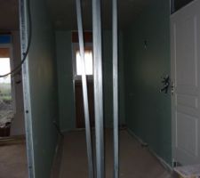 La future sale de bains toute en longueur