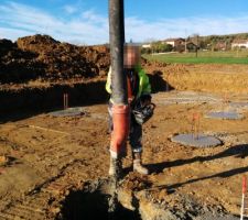 On les remplit ensuite de béton