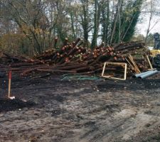 Premi&egrave;re d&eacute;limitation du terrain... m&ecirc;me s'il est squatt&eacute; par les engins de chantier ^^
