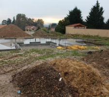 Les travaux reprennent, au ralenti, plusieurs chantiers an cours pour notre maçon? travail bien fait mais trop long...