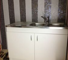 Evier posé dans coin lingerie au sous-sol