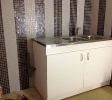 Evier pos&eacute; dans coin lingerie au sous-sol