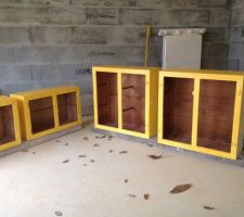 Rénovation de vieux placards pour le sous-sol ( lingerie et atelier )
deuxième couche couche : Vieil ocre de LIBERON