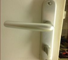 Poign&eacute;es au sous-sol