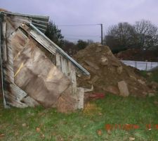 Cabane - Surplus de terre.