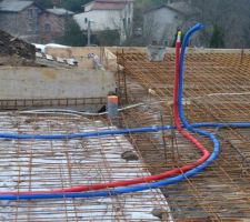 Préparation des raccords sanitaire et électricité avant coulage de la dalle