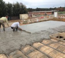 Coulage du plancher de l'étage 
(Photo prise gentiment par notre constructeur)