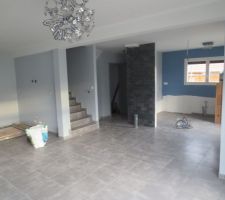 Rdc murs gris avec le mur bleu retour cuisine et mur de parement