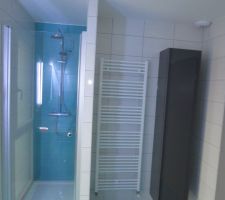 Salle de bain principale côté douche avec rappel meuble haut