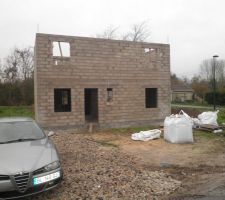 Vue de la façade avant de la maison.