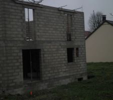 Vue de la façade arrière de la maison.