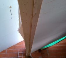La pluie passe entre les pannes