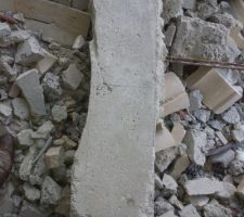 Démolition linteau au dessus demi-lune porte entrée.
Il est en mortier !!