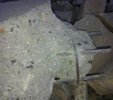 D&eacute;molition linteau au dessus demi-lune porte entr&eacute;e.
Il est en mortier !! qq grains de gravier