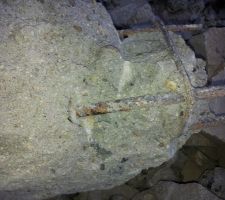 D&eacute;molition linteau au dessus demi-lune porte entr&eacute;e.
Il est en mortier !! qq grains de gravier