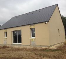 Face Sud EST avec la fenêtre salle de bain(troptrop beau) reste "la fantaisie"
