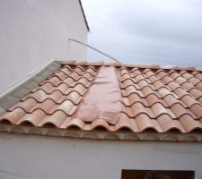 La photos parle d elle même c'est un travail soigné une toile
mise en place pour remédier à la cassure du toit garage
selon le conducteur travaux impossible de faire autrement