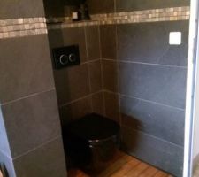 Les toilettes suspendus de l'etage avec les wc suspendus
