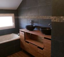 Faïence gris anthracite avec une frise, meuble salle de bain en teck, vasque en marbre gris