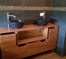Faïence gris anthracite avec une frise, meuble salle de bain en teck, vasque en marbre gris