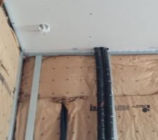 Tuyaux venant des panneaux solaires thermiques