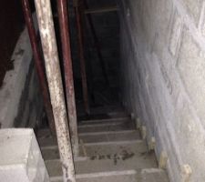 Escalier du sous sol en beton