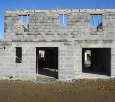 Le chantier n'a pas &eacute;t&eacute; nettoy&eacute; pour le WE...il y a m&ecirc;me un manteau de rest&eacute; !