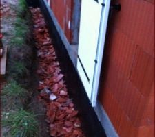 Nous utilisons les briques et tuiles cassées du chantier pour faire un drainage au fond des tranchées