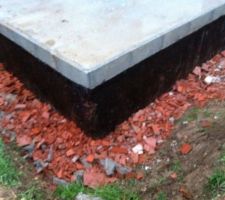 Nous utilisons les briques et tuiles cassées du chantier pour faire un drainage au fond des tranchées