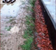 Nous utilisons les briques et tuiles cassées du chantier pour faire un drainage au fond des tranchées