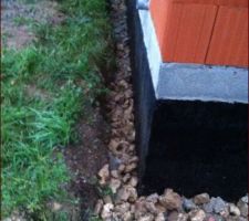 Nous utilisons les briques et tuiles cassées du chantier pour faire un drainage au fond des tranchées