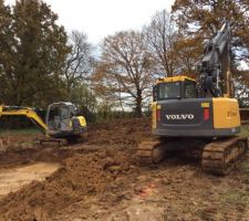 Suprise, aujourd'hui! Les pelleteuses sont l&agrave;, c'est parti!!!!