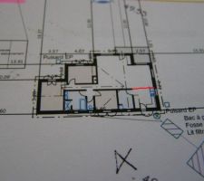 La plan se trouvant dans le permis de construire. La fenêtre de la cuisine est dans le prolongement du mur intérieur