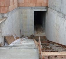 Descente vers la cave: moiti&eacute; escalier, moiti&eacute; rampe (&agrave; venir)