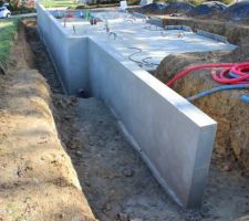 L'enduit de soubassement pour l'étanchéité et aussi sur le mur de soutènement près de la futur terrasse. Un décallage à été fait pour la pose de la cloture et de la haie