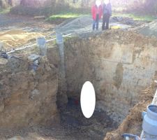 Le branchement de l'eau pluviale et l'eau usée, 3,5m à creuser sur 7 mètres de long, ça fait un beau trou