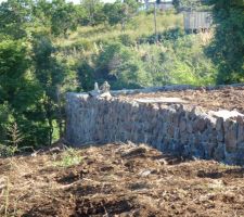 Début du mur moellon face à la vue mer , hauteur prévue 3,50m