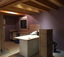 Pose de notre cuisine ....et du carrelage des pièces du bas
Concernant la cuisine,il s'agit d'un modèle de chez cuisinella en blanc laque et bois
Pour le carrelage nous avons choisi le carrelage studio alliage pleine masse en 60x60 pour la grande pièce a vivre et pour les autres pièces le même mais en 30x60